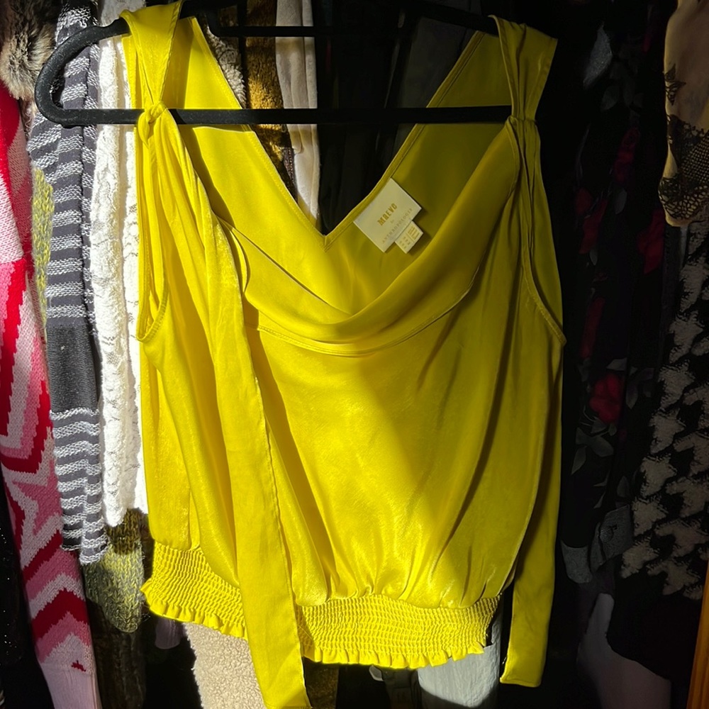 Size medium m anthropology tank top brand new never worn silky cute classy